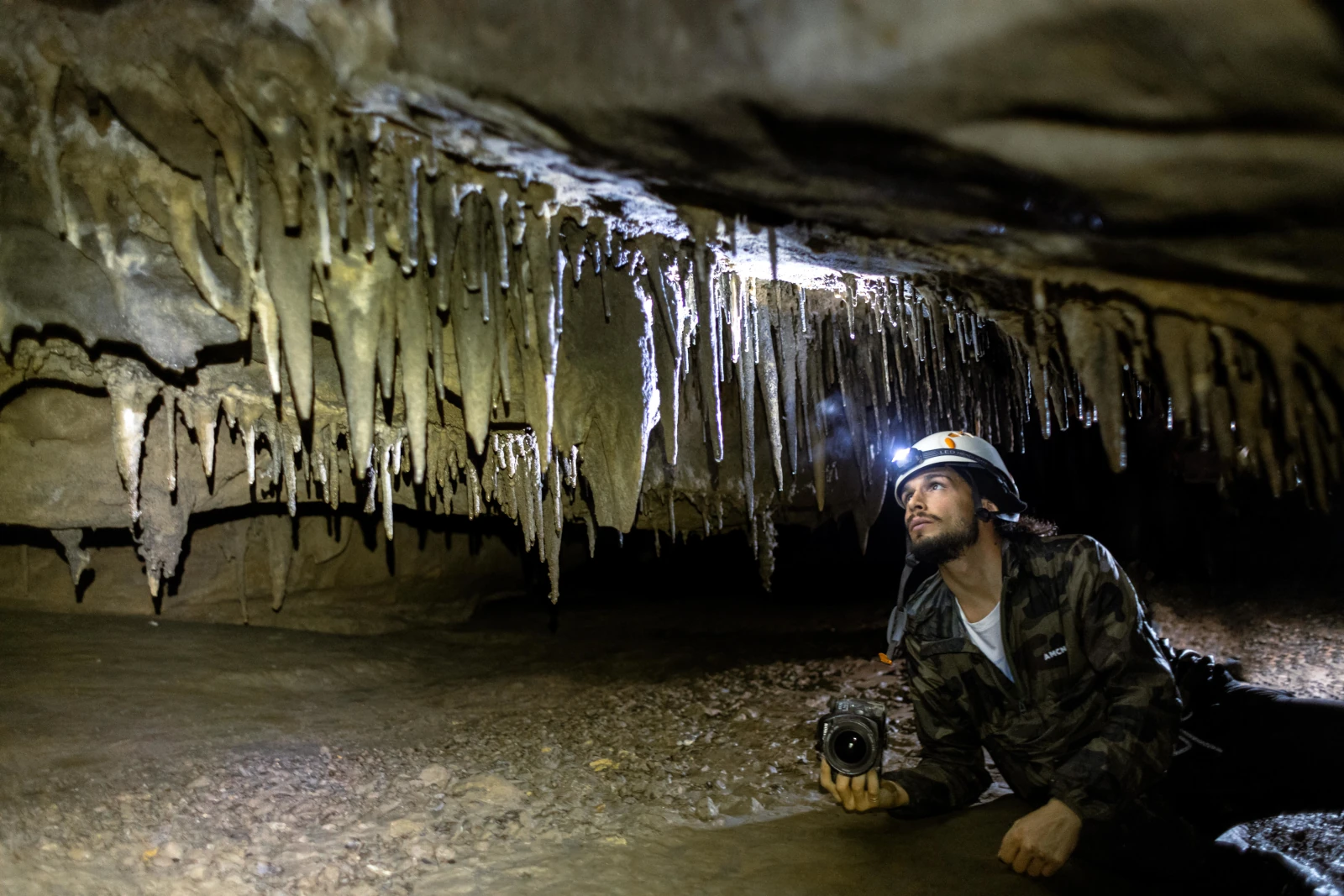 Persona explorando una cueva con linterna